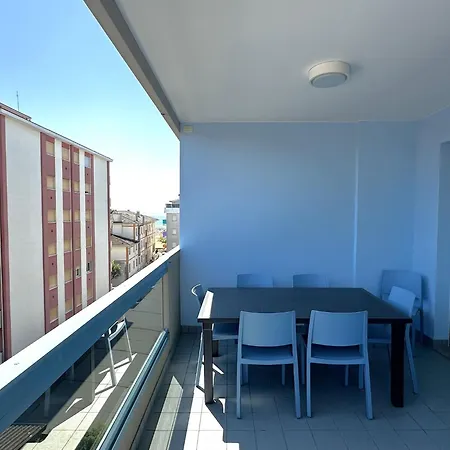 Flat With Terrace In 50m From The Sea Apartman *